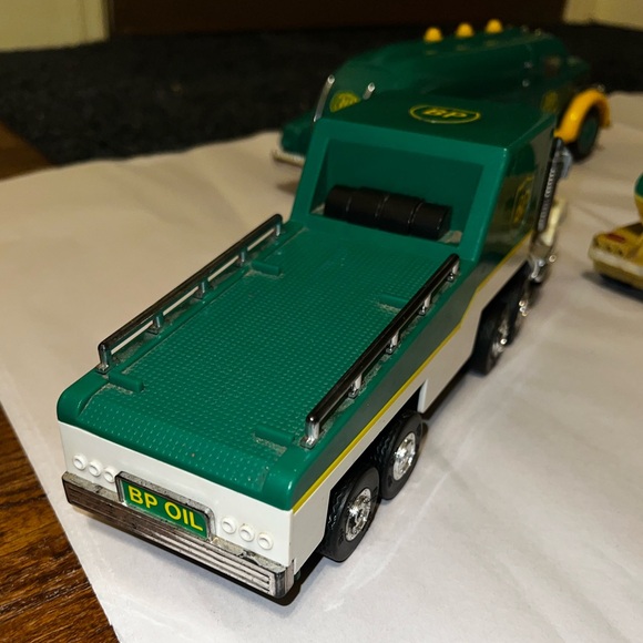 Lot of 3 BP Hess Green and Yellow Collectable Tanker Truck Set - Picture 5 of 15